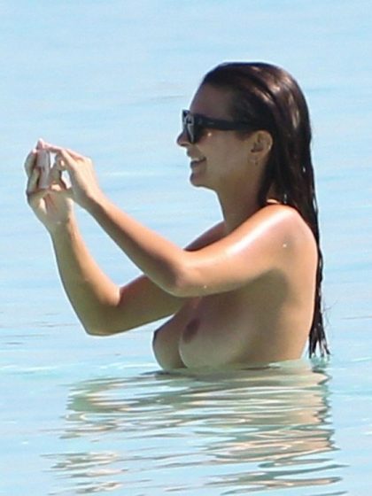 Wet n’ Sultry: Emily Ratajkowski Topless on Vacation in the Sea
