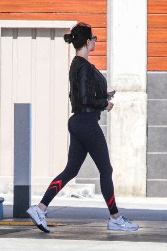 Booty Emma Stone leggings