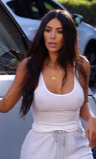 Kim Kardashian goes braless with white t-shirt (4 photos)