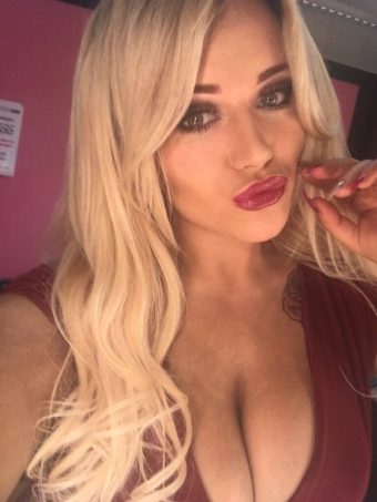 Lizzie-Murphy busty cleavage