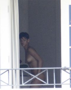 Rihanna caught nude in hotel room