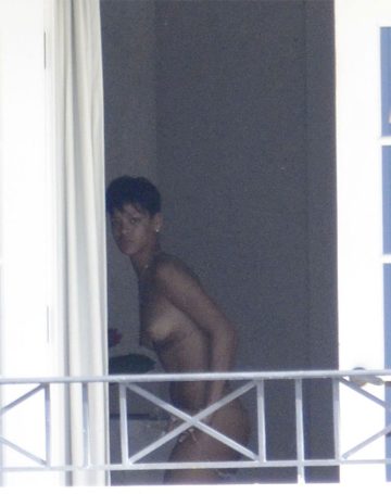 Rihanna Caught Naked changing into her hotel room