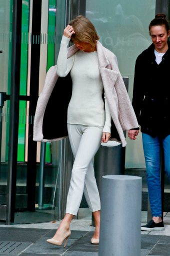 Taylor Swift - Huge Cameltoe in white pants