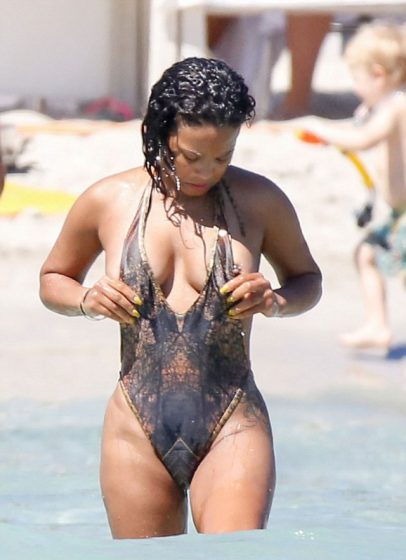 Celebrity oops: Christina Milian nipple exposed in public