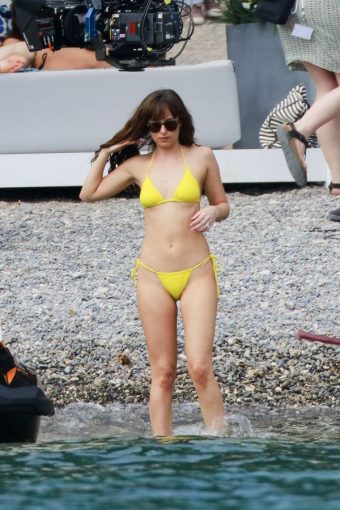 Sexy-Dakota-Johnson-topless-yellow-bikini-1