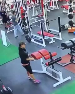woman fails in the gym