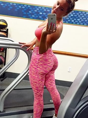 big booty yoga pants selfie